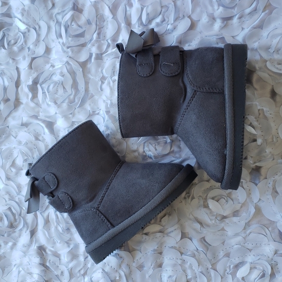 Winter Accessories Bundle - Boots and Knit Pompom Toque - Picture 2 of 7